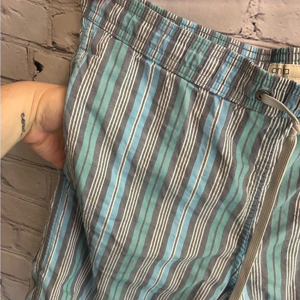 Onia Swim Trunk Shorts Men’s Blue Gray Stripe Print‎ Mesh Lined Pockets Size L